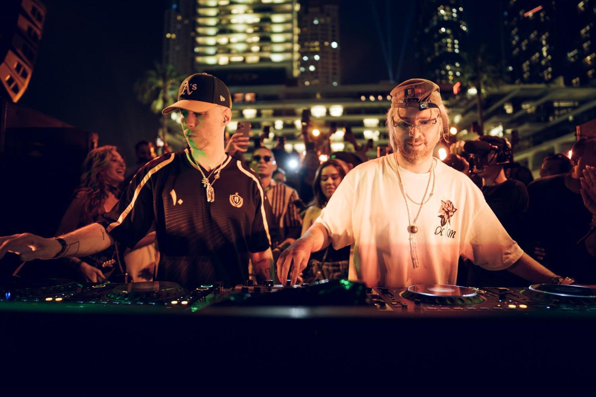 Отель Five Luxe Дубай Экстерьер фото The Hacker Twins performing in 2016