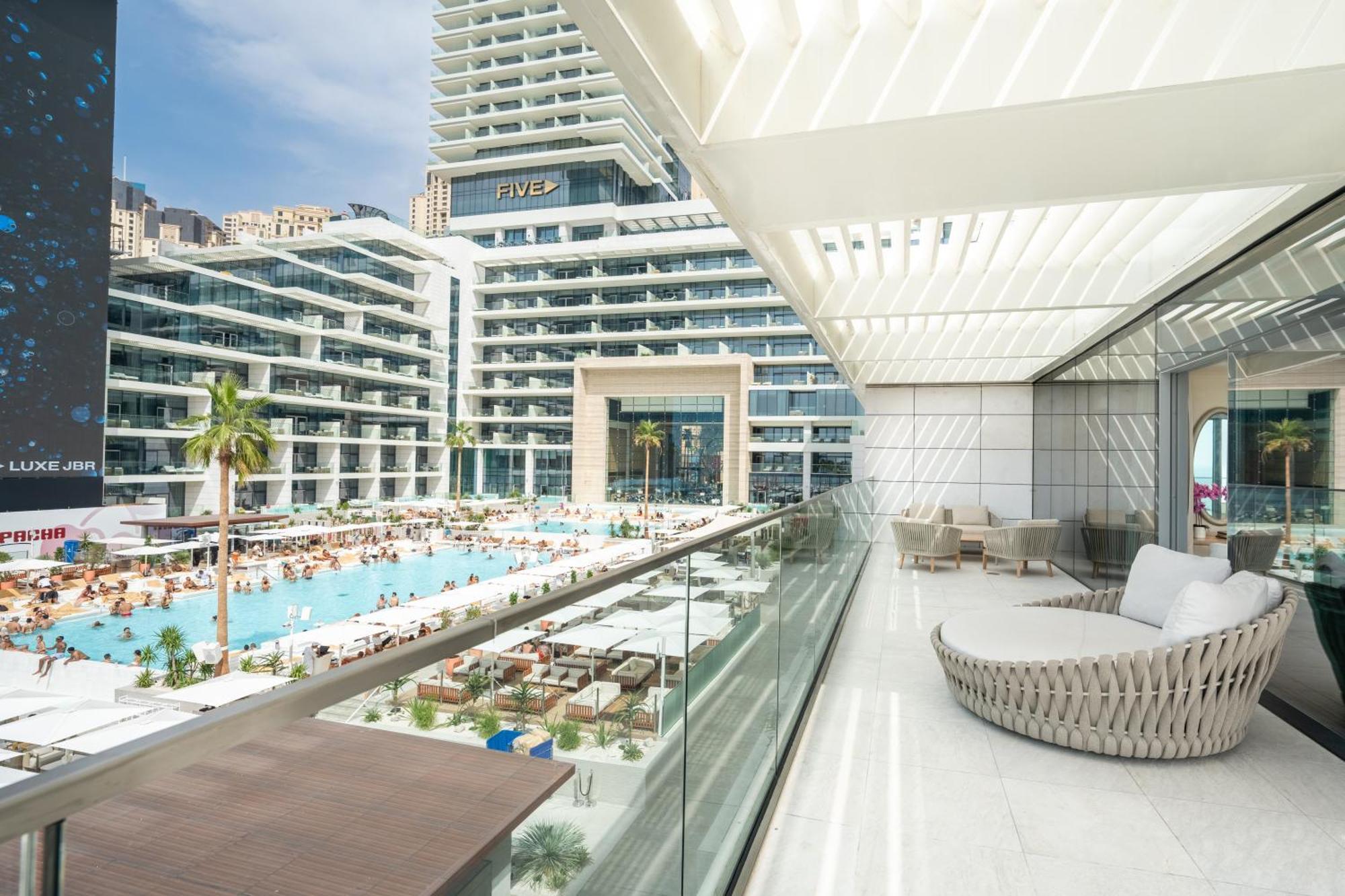 Отель Five Luxe Дубай Экстерьер фото The pool at the Hilton Athens