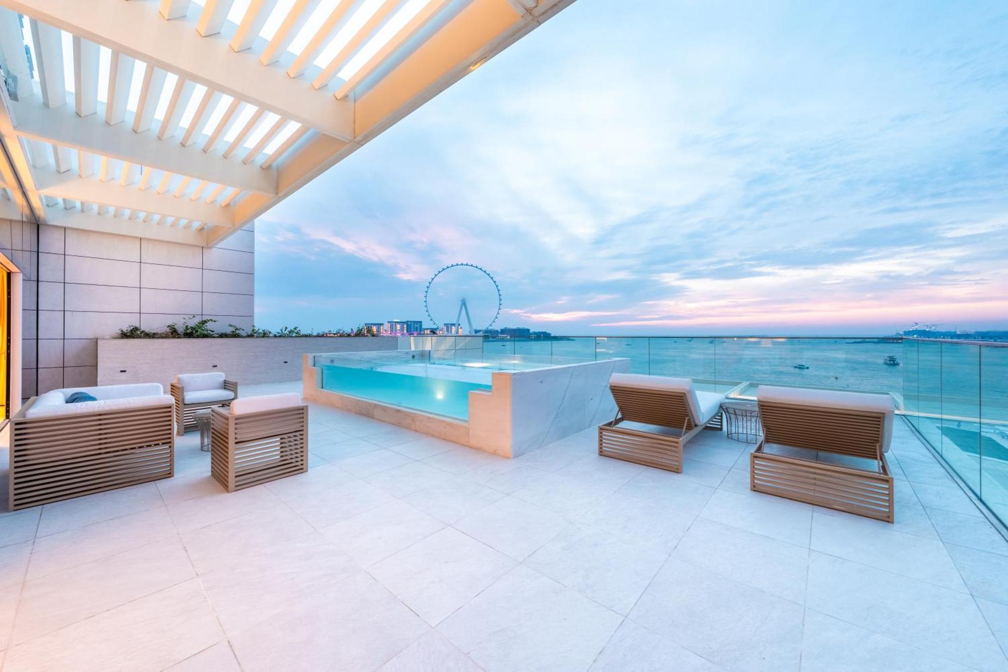 Отель Five Luxe Дубай Экстерьер фото The rooftop pool at the hotel