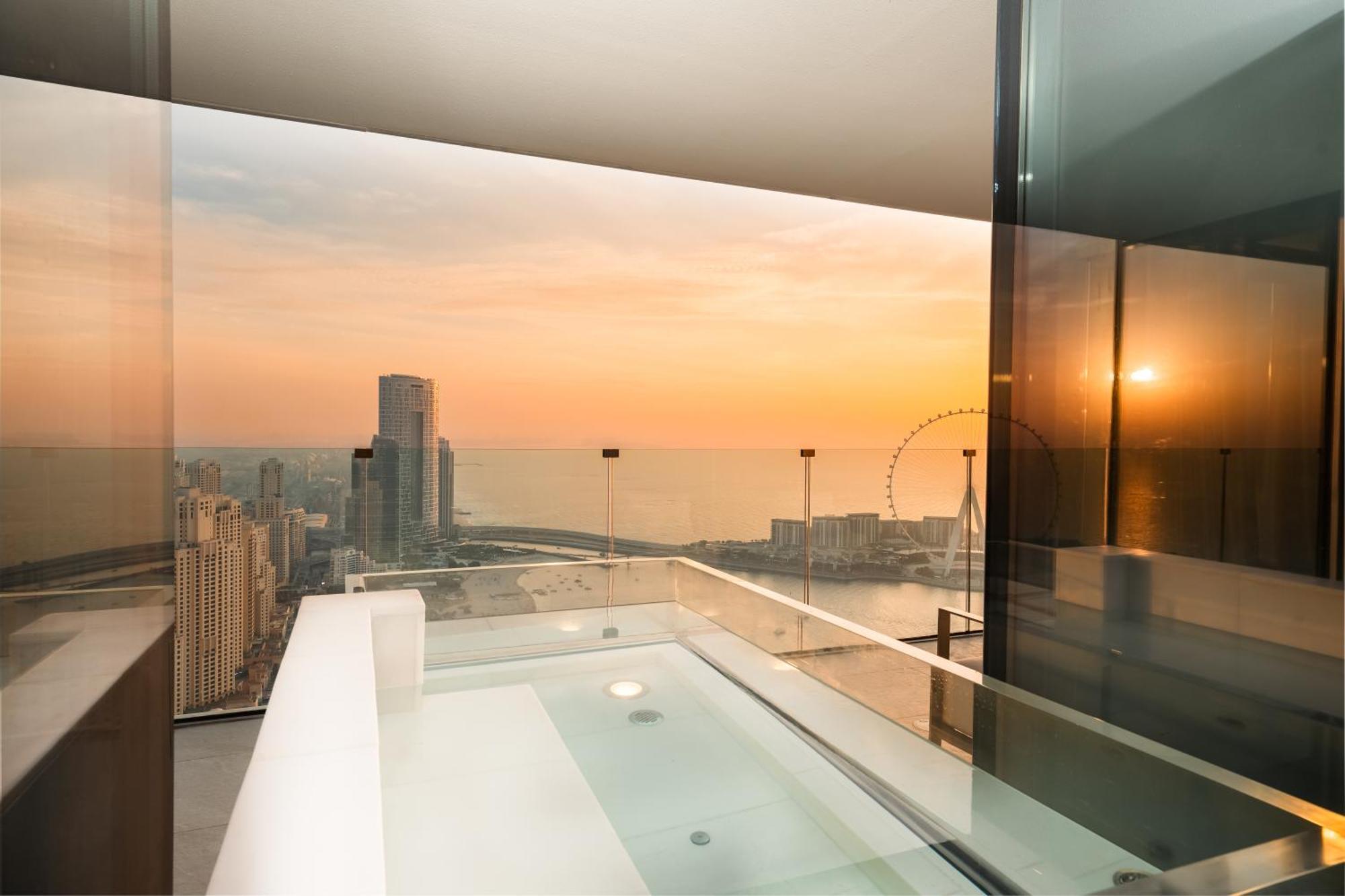 Отель Five Luxe Дубай Экстерьер фото The view from the bathroom of a suite at the Marina Bay Sands