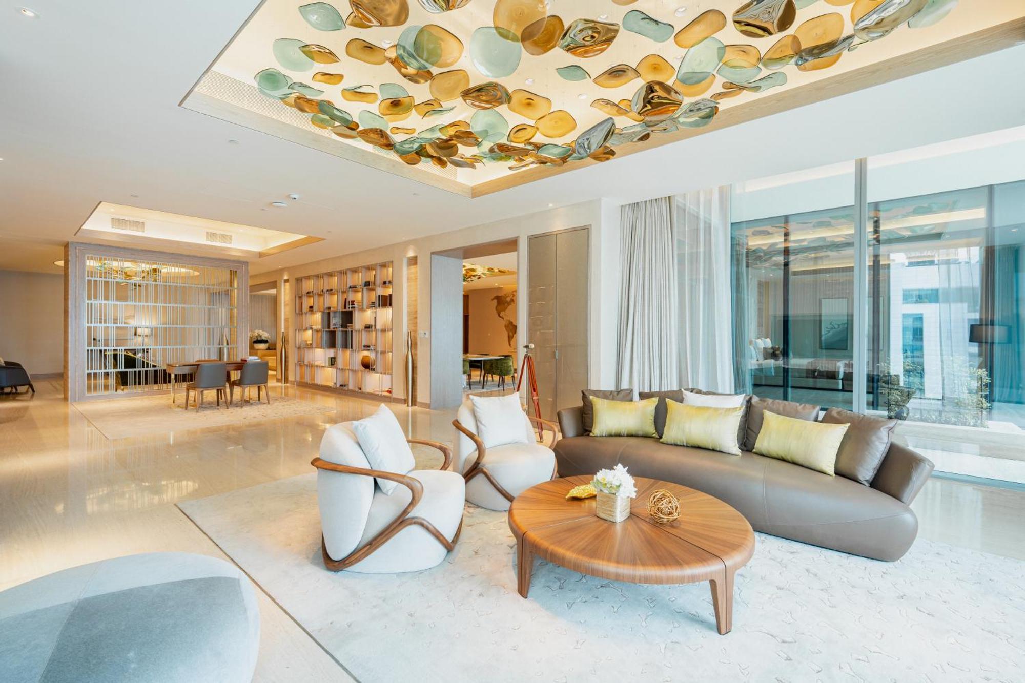 Отель Five Luxe Дубай Экстерьер фото The living room of a three-bedroom penthouse