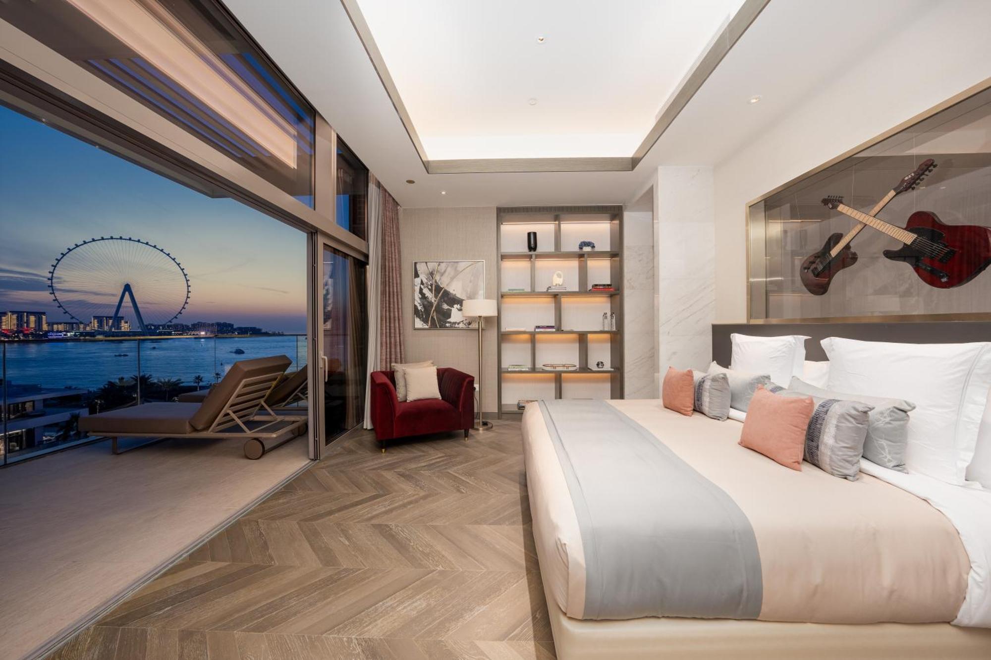 Отель Five Luxe Дубай Экстерьер фото A bedroom at the hotel