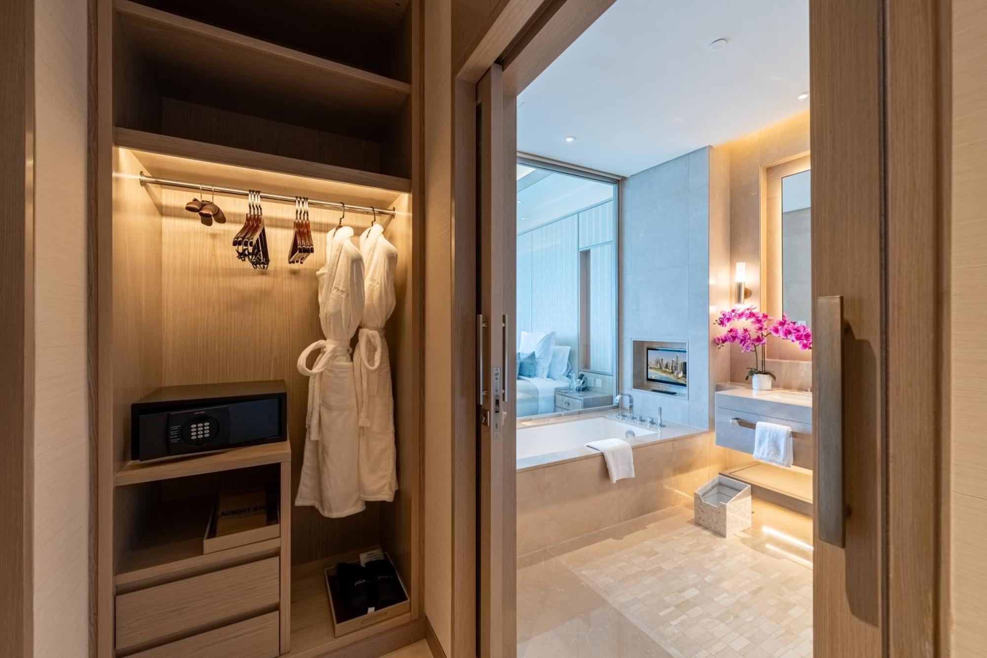 Отель Five Luxe Дубай Экстерьер фото Bathroom