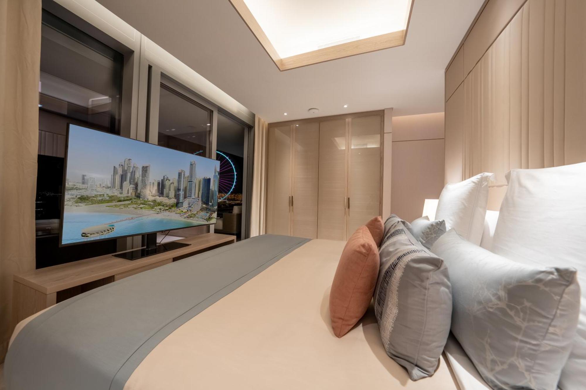 Отель Five Luxe Дубай Экстерьер фото A bedroom in the Ritz-Carlton, DIFC