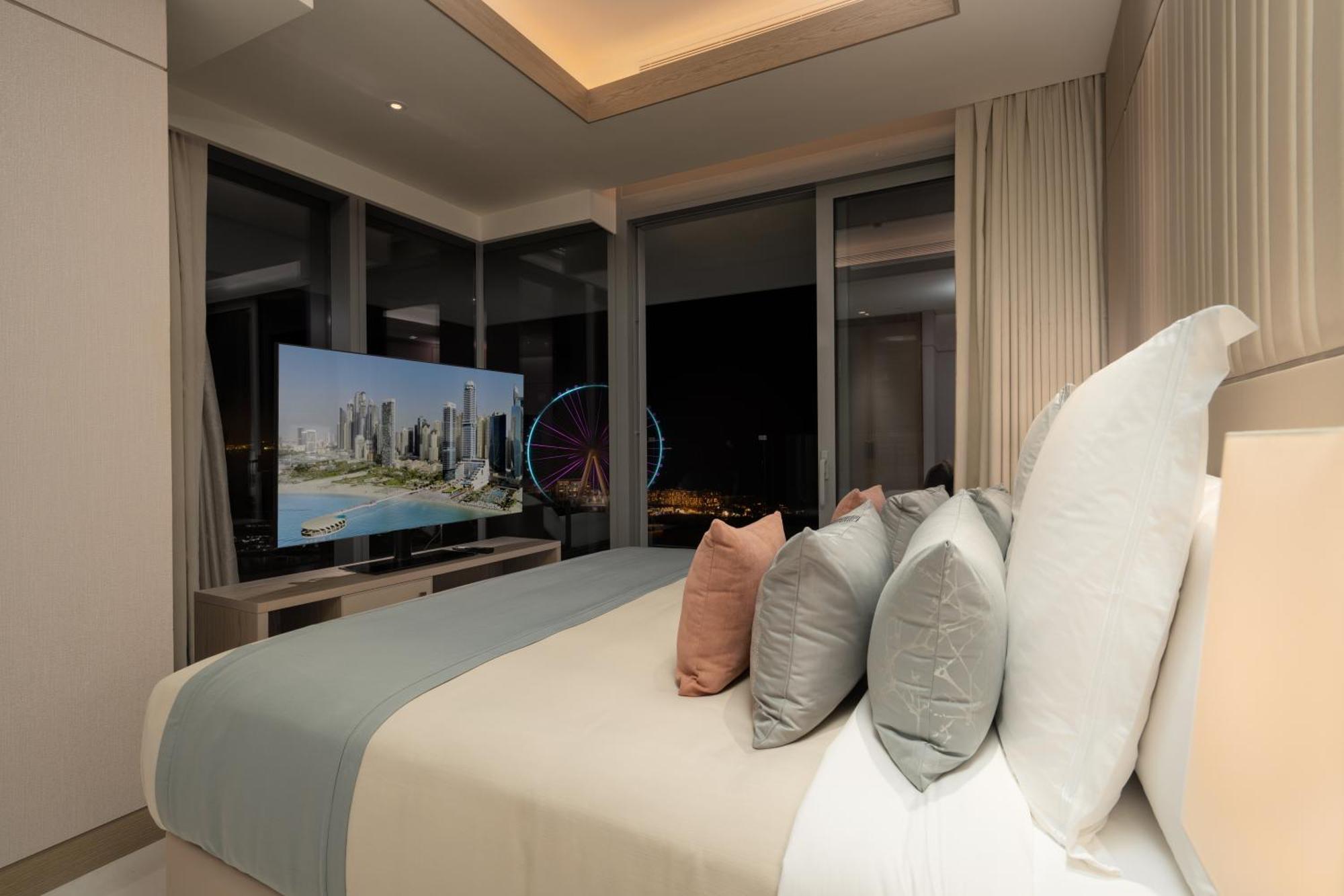 Отель Five Luxe Дубай Экстерьер фото A bedroom at the Ritz-Carlton, DIFC