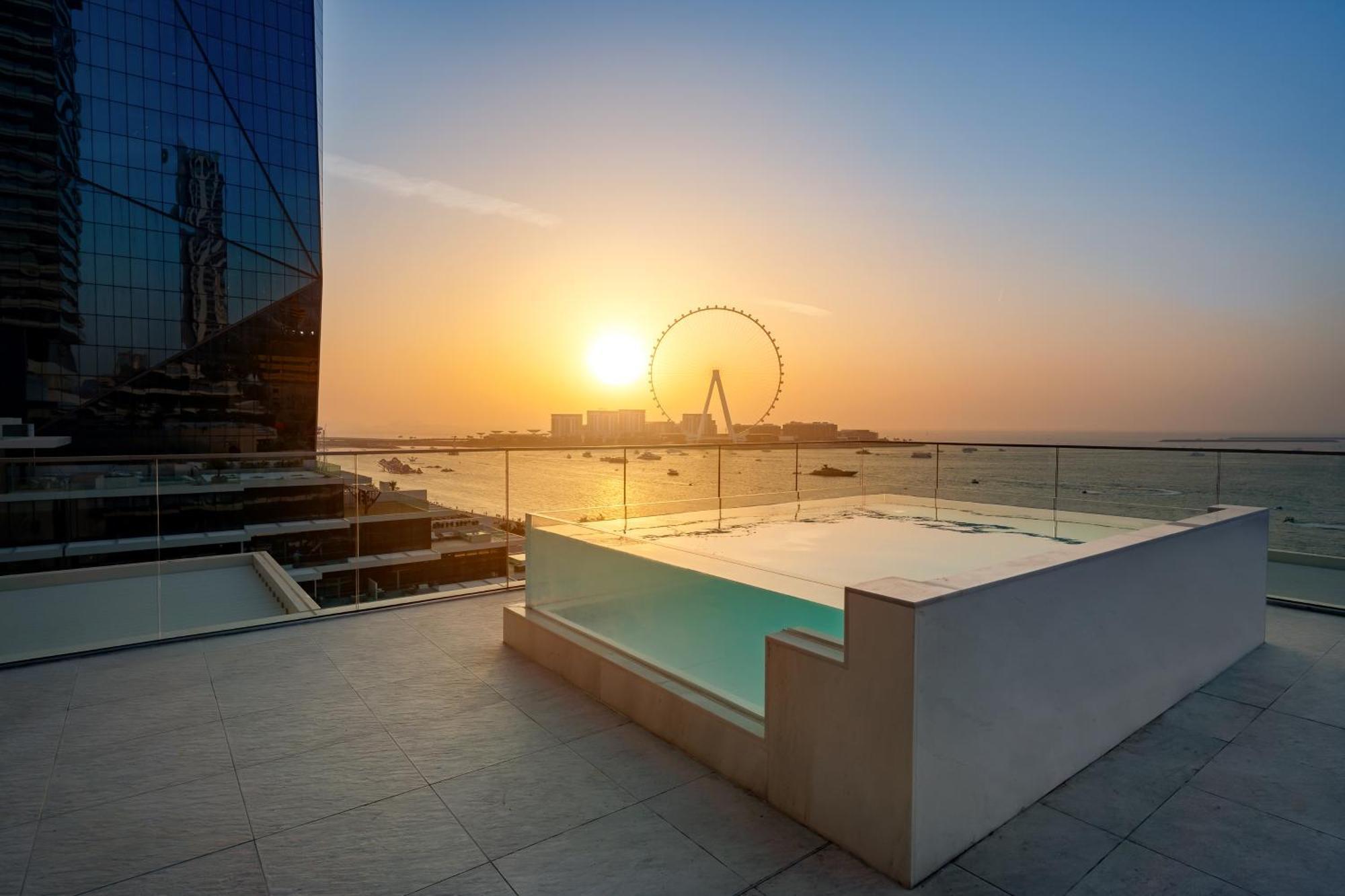 Отель Five Luxe Дубай Экстерьер фото View of the Dubai Eye from the Address Sky Pool