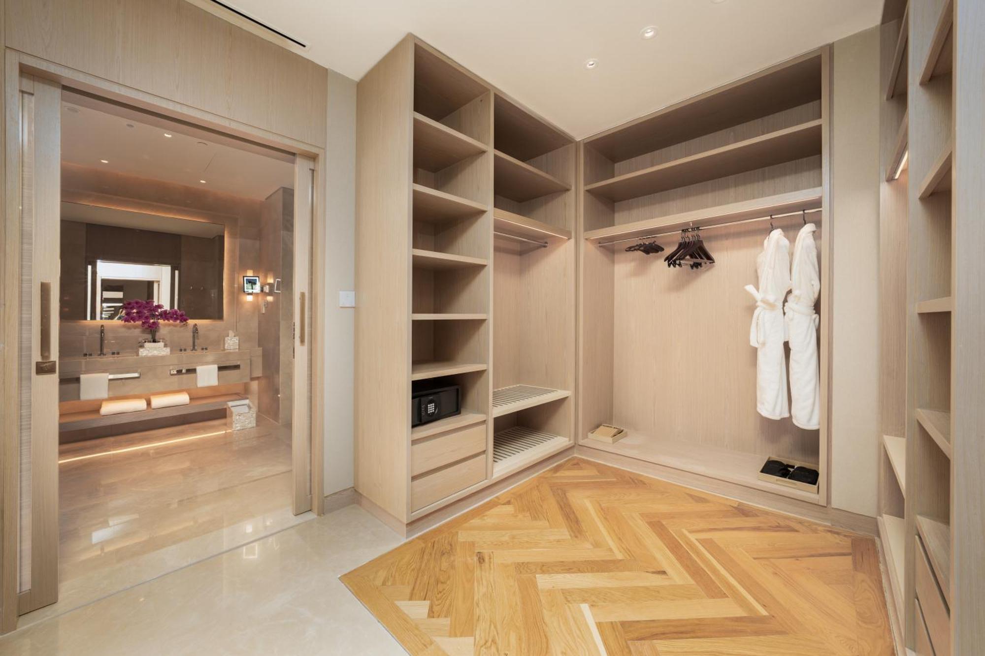 Отель Five Luxe Дубай Экстерьер фото A walk-in closet